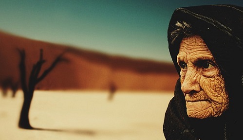 yalniz-kuran-ile-konusan-kadin